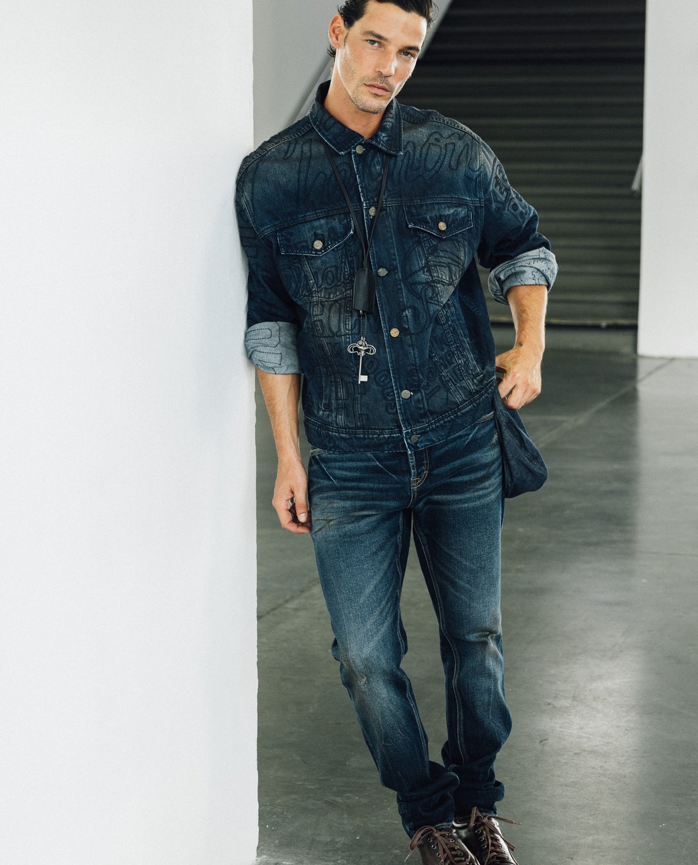 Mens Embroidered Denim Trucker Jacket - Special Collection - Blue 63_322H201_AZU194052_4