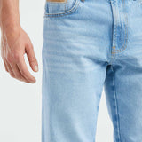 RELAXED FIT HIGH-RISE JEANS IN LIGHT WASH