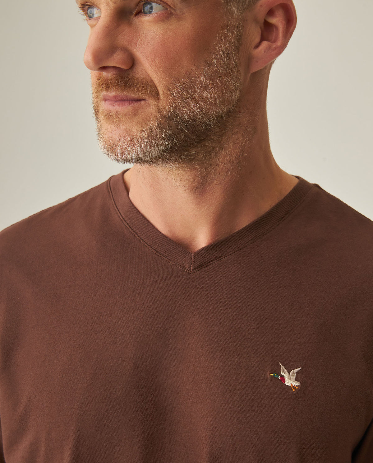 Men´s Slim V-Neck T-shirt - Brown 63_642H000_CAF190916_5