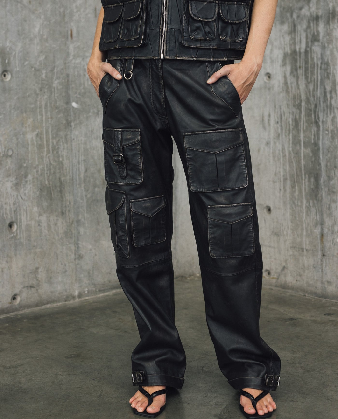Womens Wide Fit Stretch Cargo Pants - Special Collection - Black 63_737H501_NEG194007_3