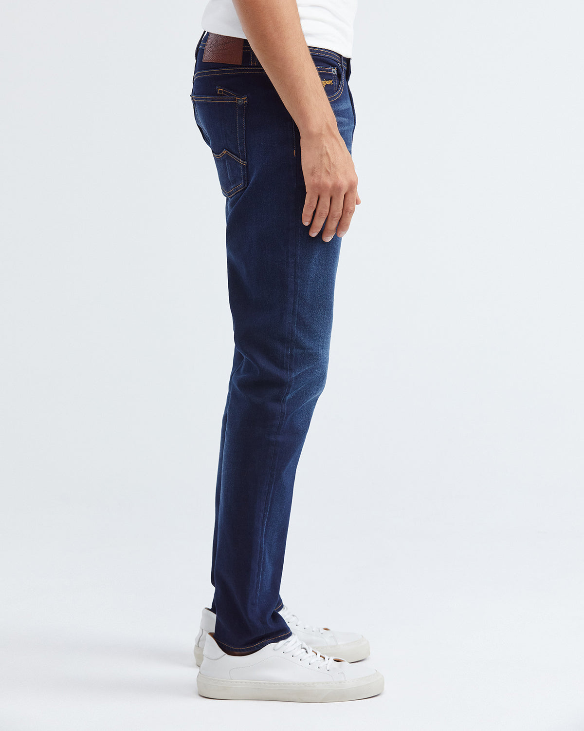 STRAIGHT FIT MID-RISE JEANS IN DARK WASH ST007