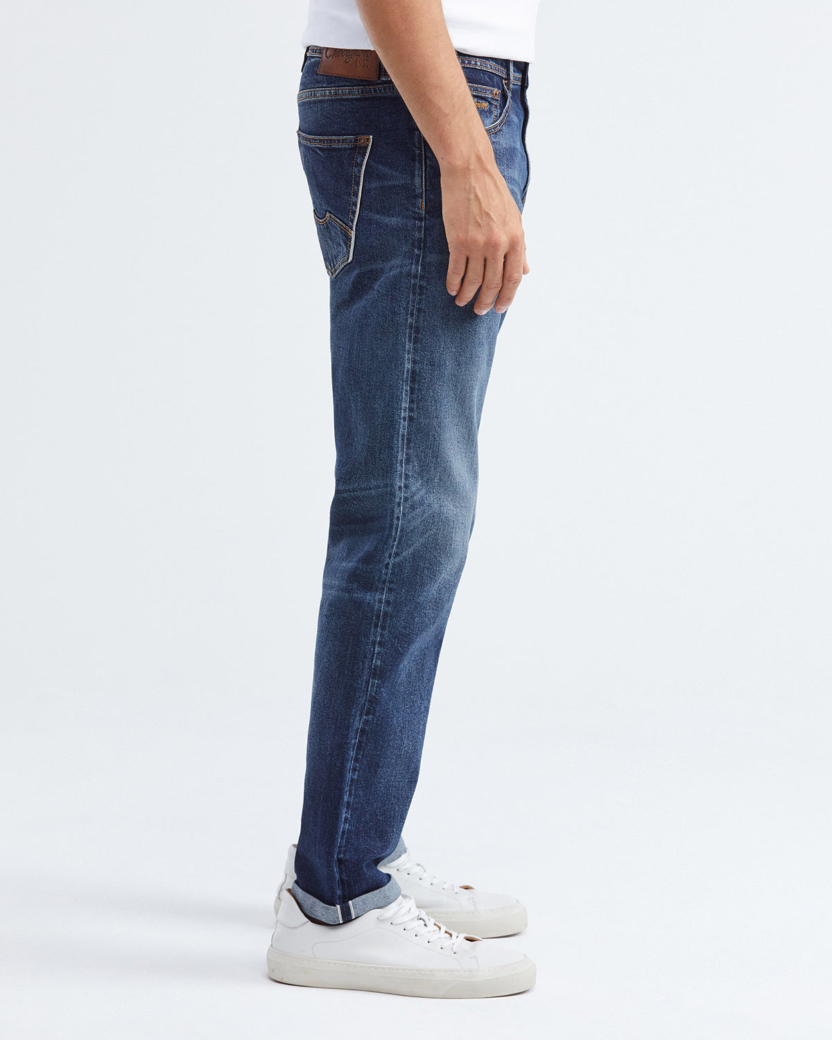 STRAIGHT FIT MID-RISE JEANS IN DARK WASH ST016