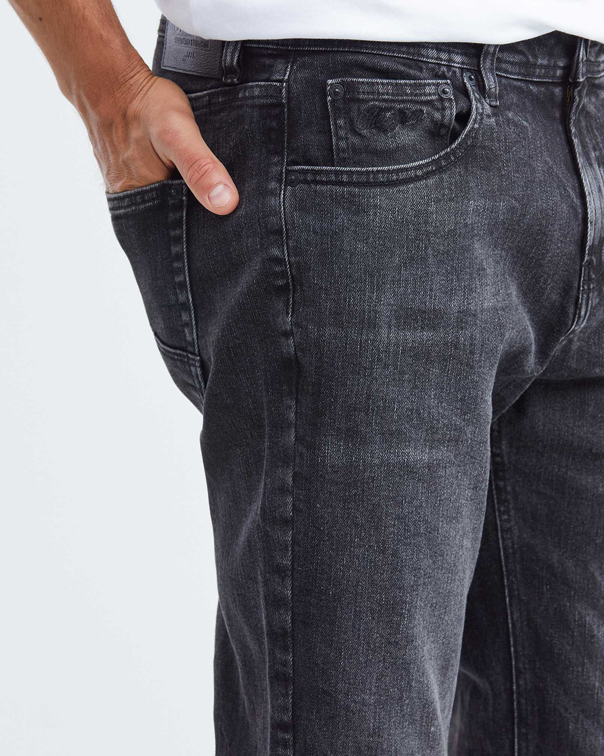 STRAIGHT FIT MID-RISE JEANS IN BLACK ST012