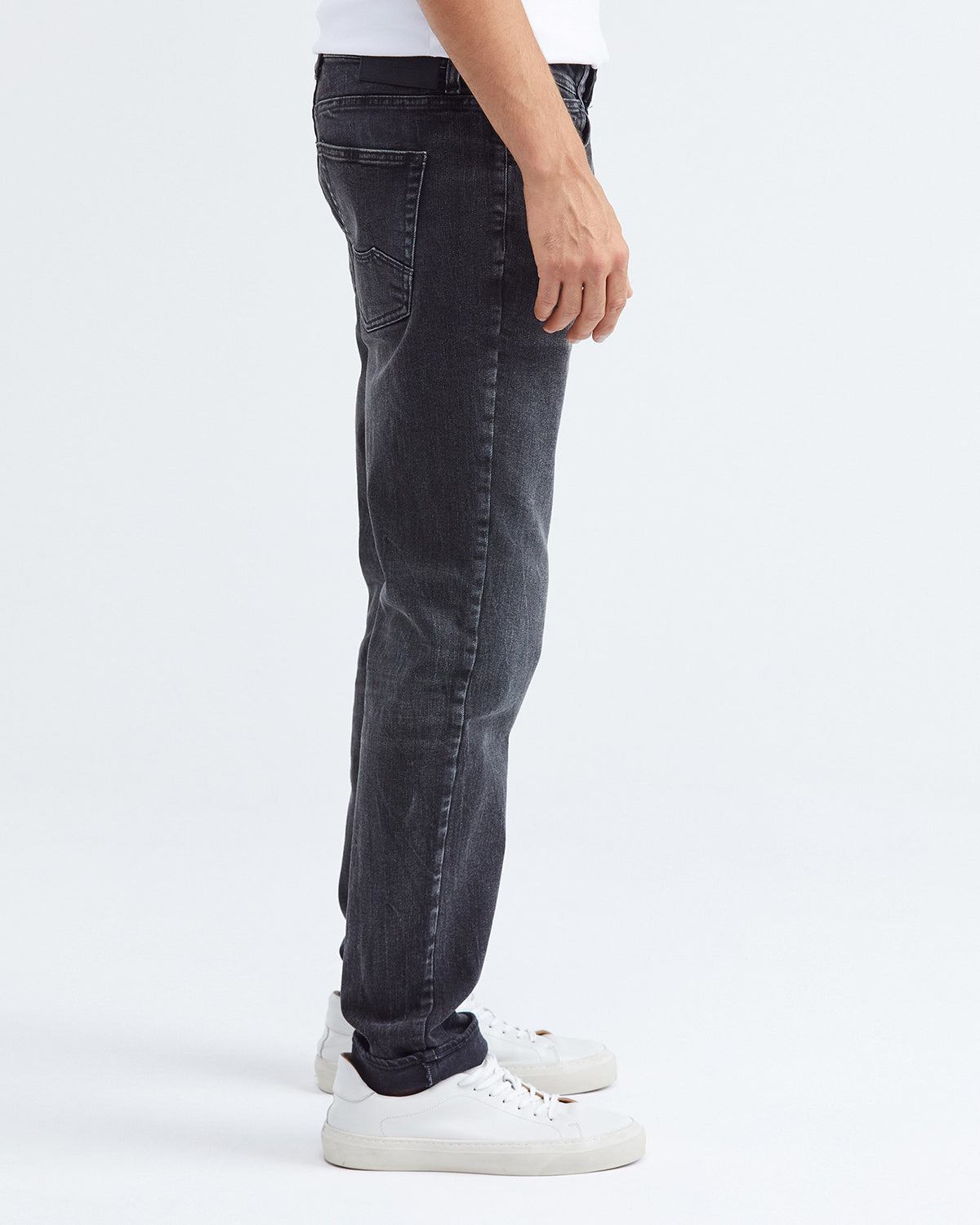 STRAIGHT FIT MID-RISE JEANS IN BLACK ST012