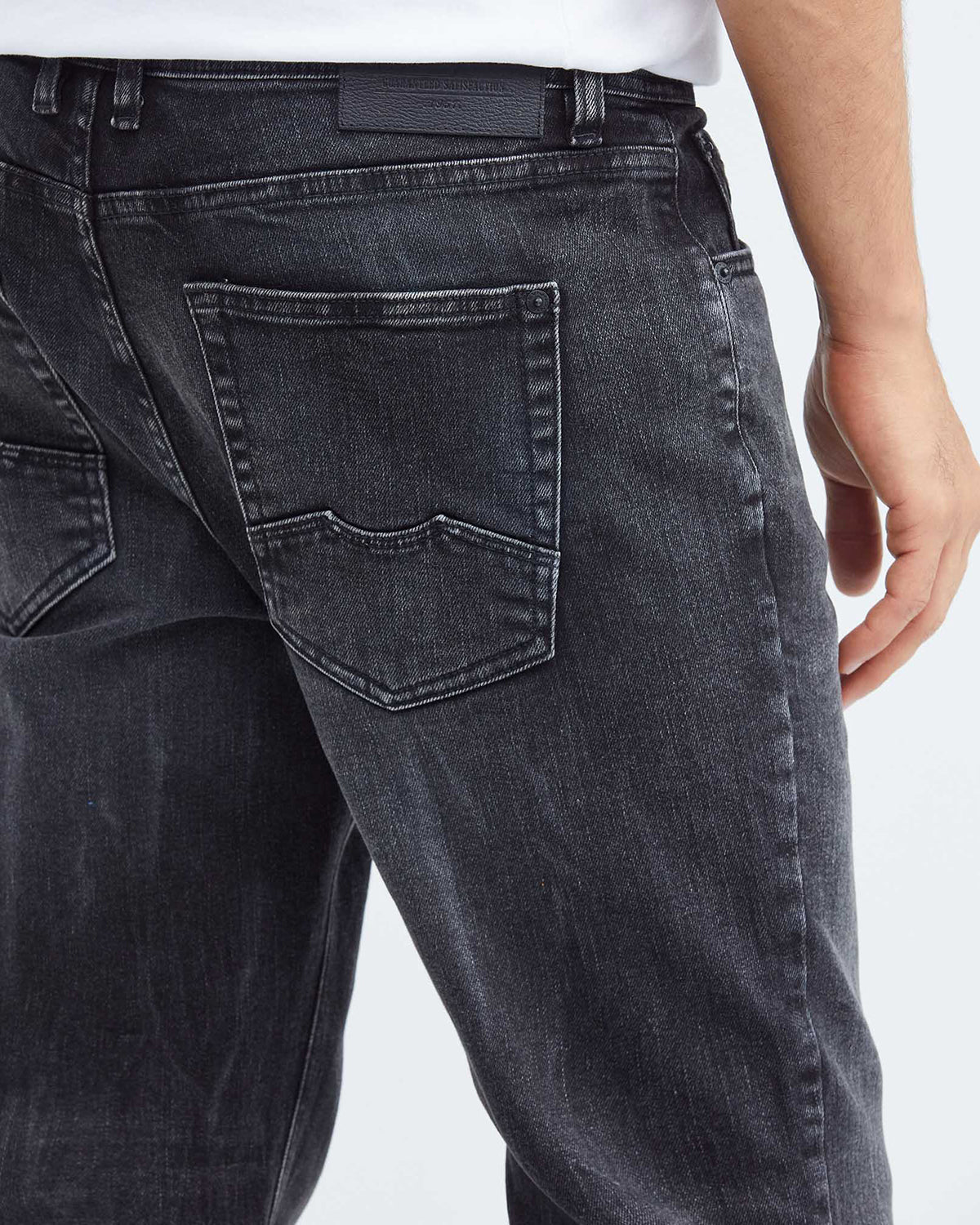 STRAIGHT FIT MID-RISE JEANS IN BLACK ST012