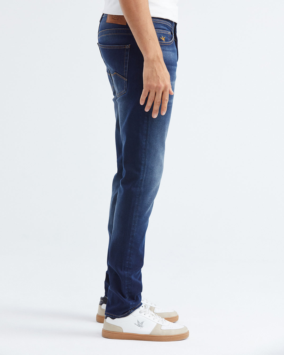 JEANS SLIM FIT DE TIRO MEDIO EN LAVADO OSCURO