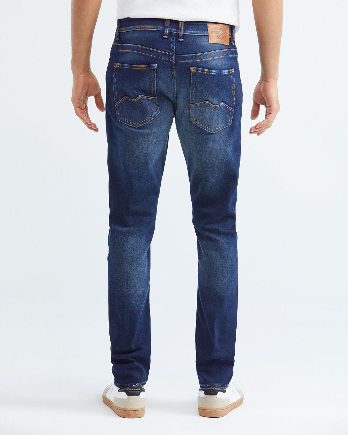JEANS SLIM FIT DE TIRO MEDIO EN LAVADO OSCURO