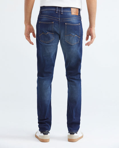 JEANS SLIM FIT DE TIRO MEDIO EN LAVADO OSCURO