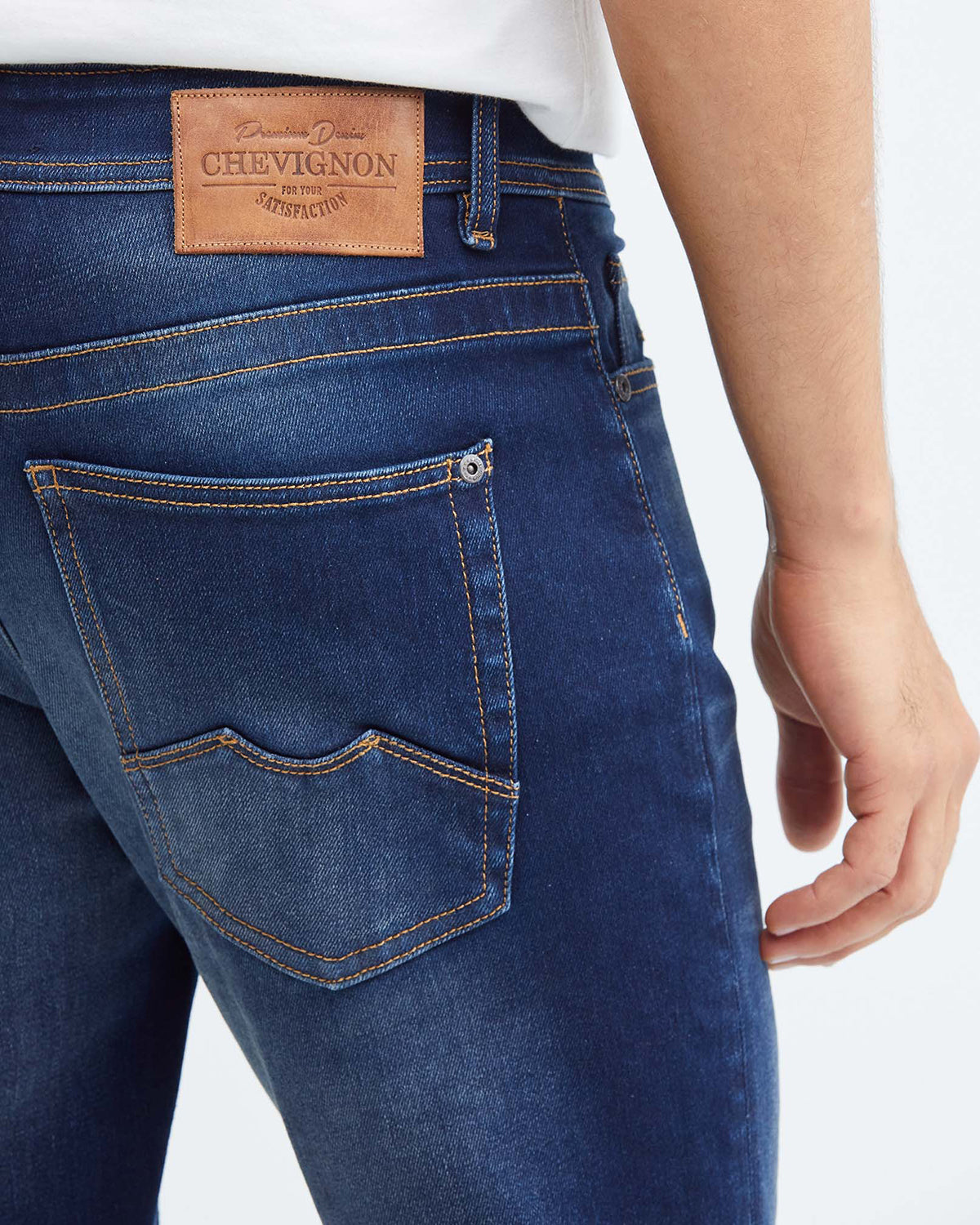 JEANS SLIM FIT DE TIRO MEDIO EN LAVADO OSCURO