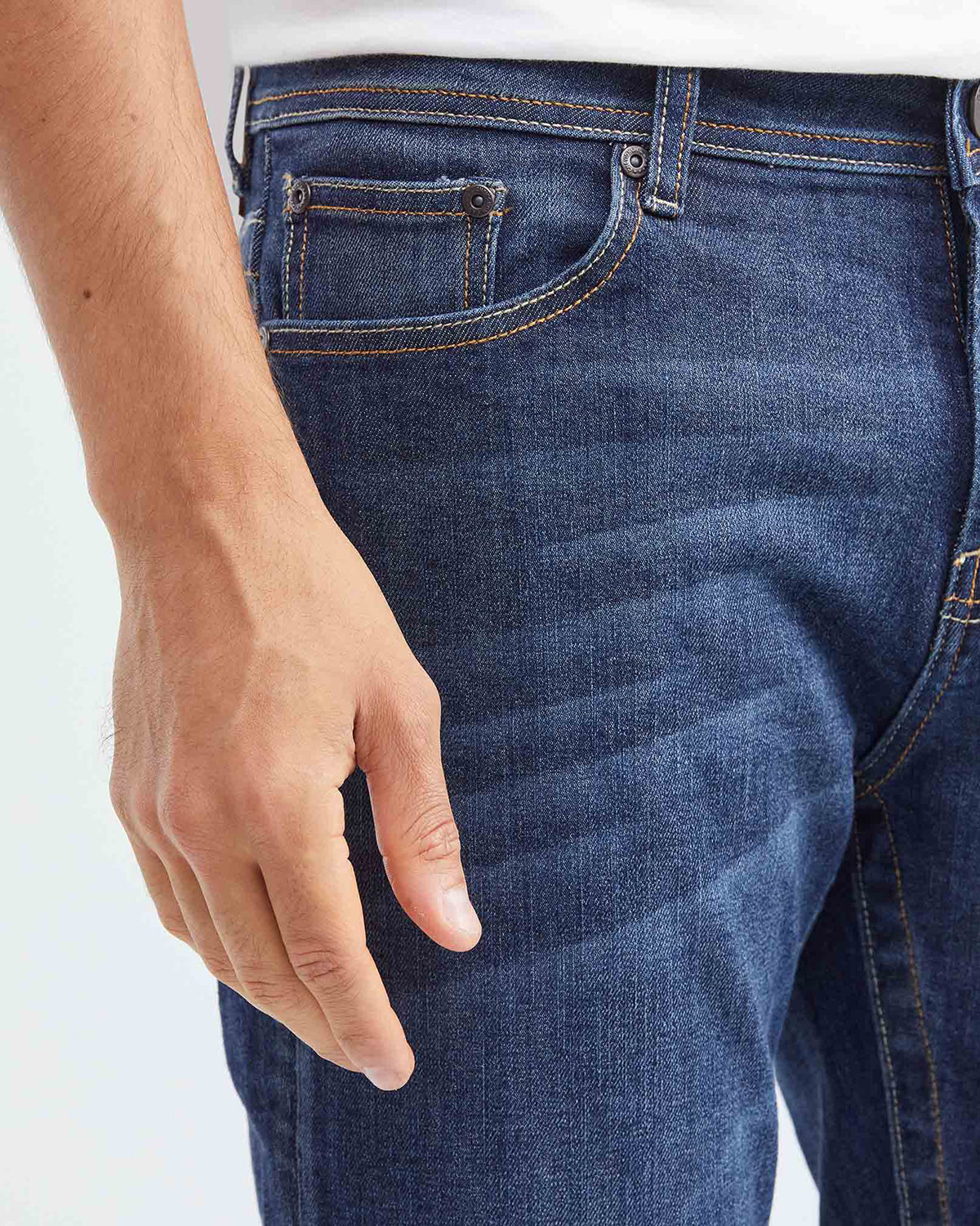 JEANS SLIM FIT DE TIRO MEDIO EN LAVADO OSCURO