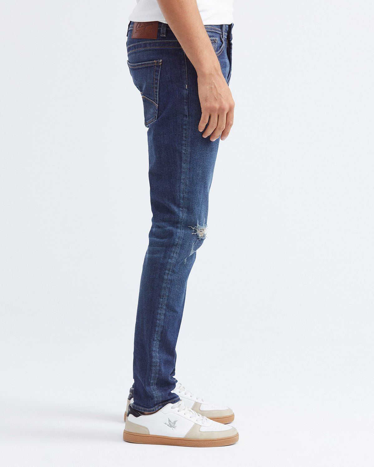 JEANS SLIM FIT DE TIRO MEDIO EN LAVADO OSCURO