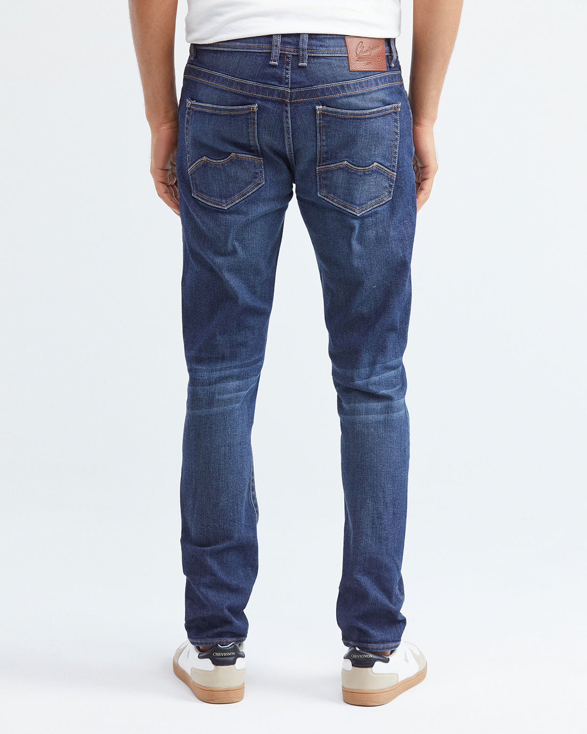 JEANS SLIM FIT DE TIRO MEDIO EN LAVADO OSCURO