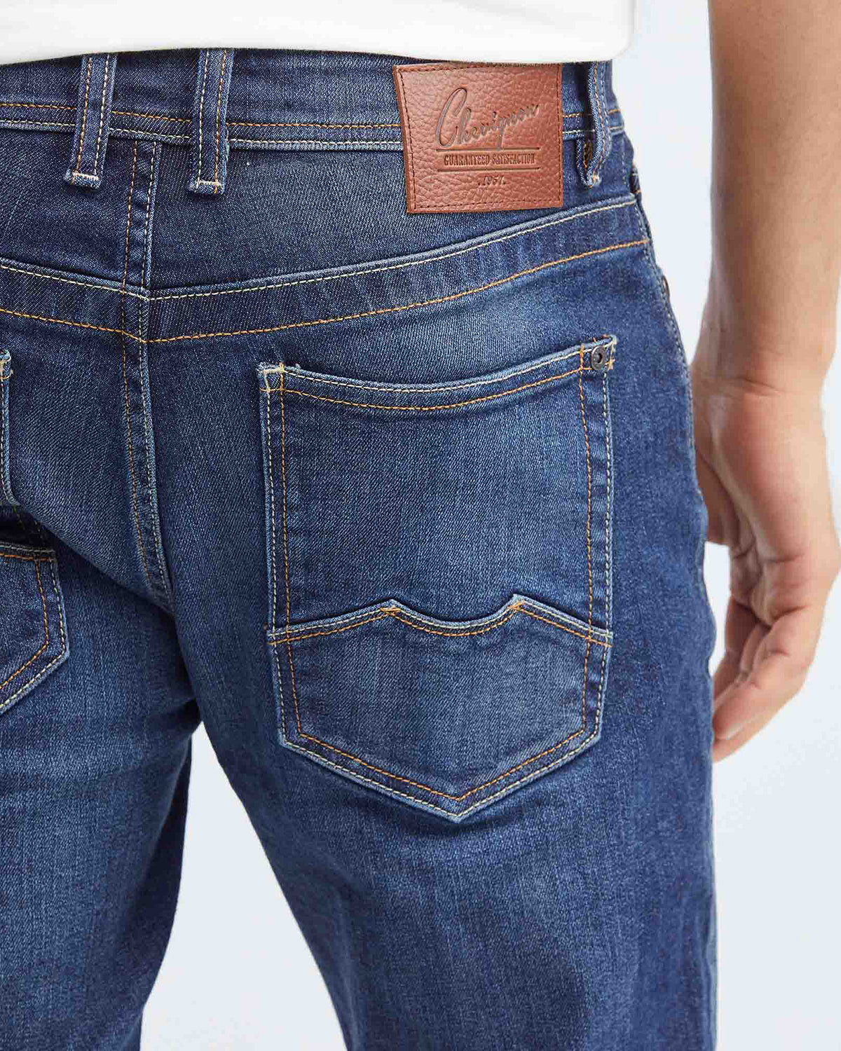 JEANS SLIM FIT DE TIRO MEDIO EN LAVADO OSCURO
