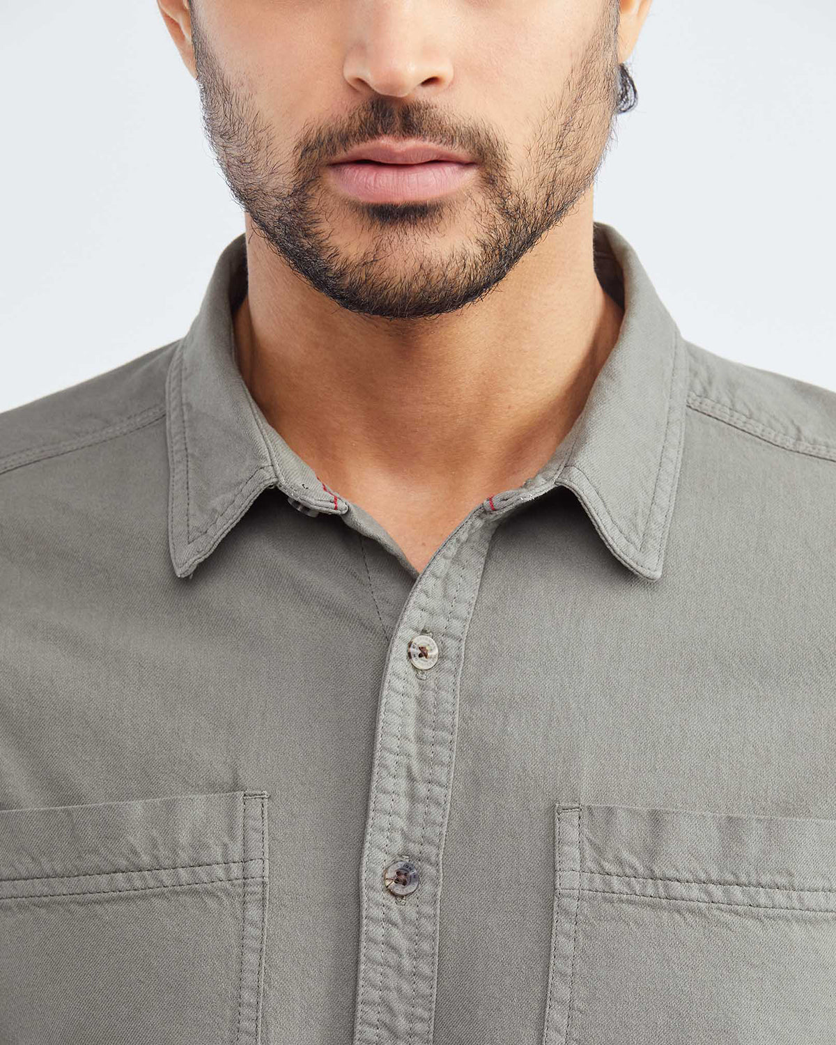 CAMISA CLÁSICA CON BOLSILLO UTILITY EN VERDE