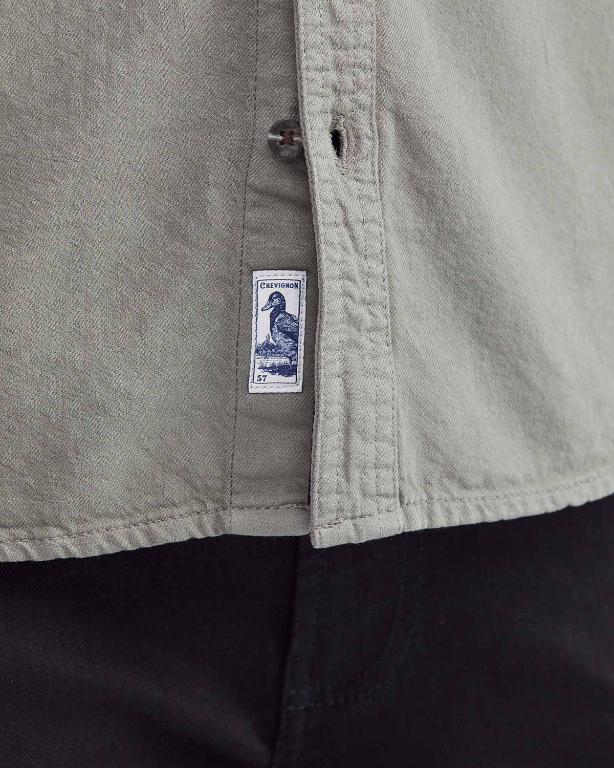 CAMISA CLÁSICA CON BOLSILLO UTILITY EN VERDE
