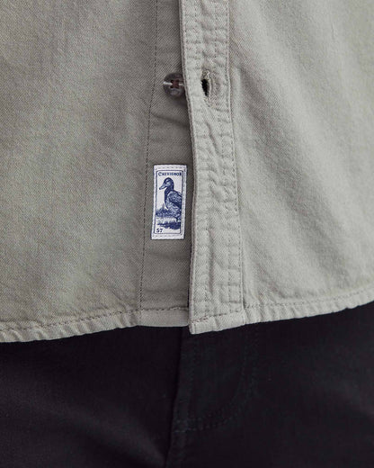 CAMISA CLÁSICA CON BOLSILLO UTILITY EN VERDE