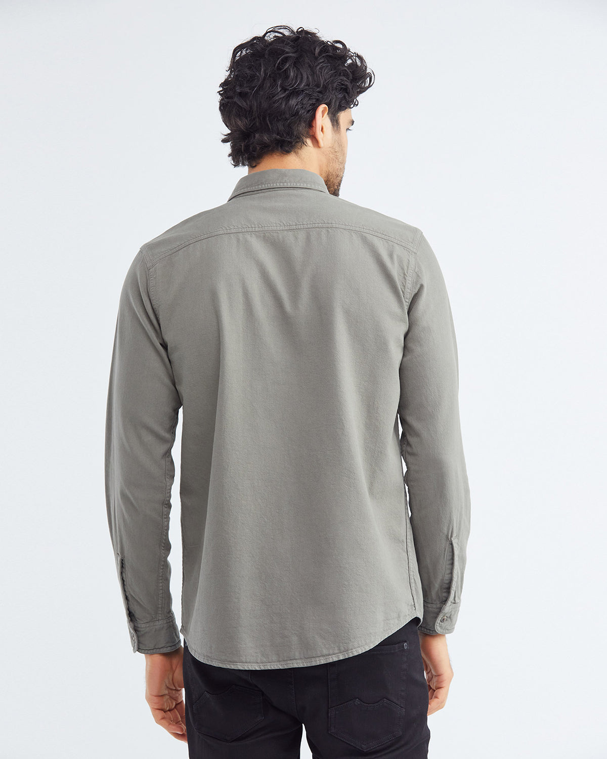 CAMISA CLÁSICA CON BOLSILLO UTILITY EN VERDE