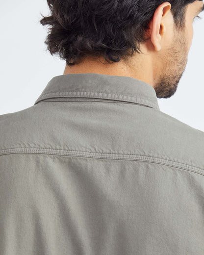 CAMISA CLÁSICA CON BOLSILLO UTILITY EN VERDE