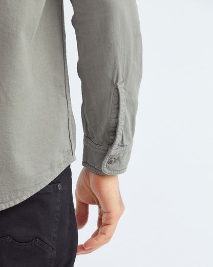 CAMISA CLÁSICA CON BOLSILLO UTILITY EN VERDE