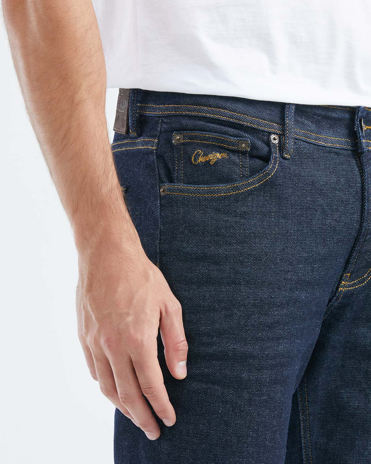 JEANS RECTOS DE TIRO MEDIO EN LAVADO ULTRA OSCURO