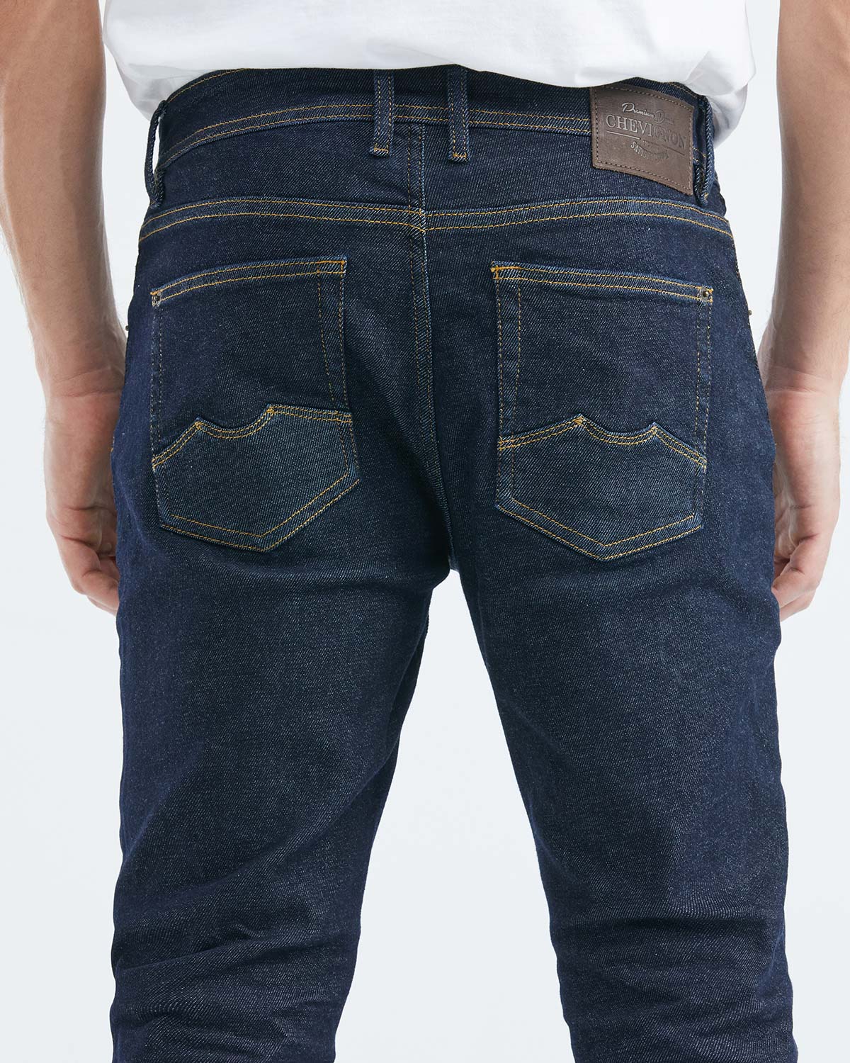 JEANS RECTOS DE TIRO MEDIO EN LAVADO ULTRA OSCURO
