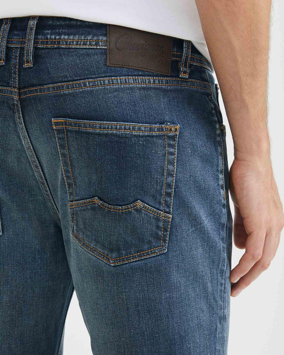 STRAIGHT FIT MID-RISE JEANS IN DARK WASH ST022