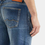 STRAIGHT FIT MID-RISE JEANS IN DARK WASH