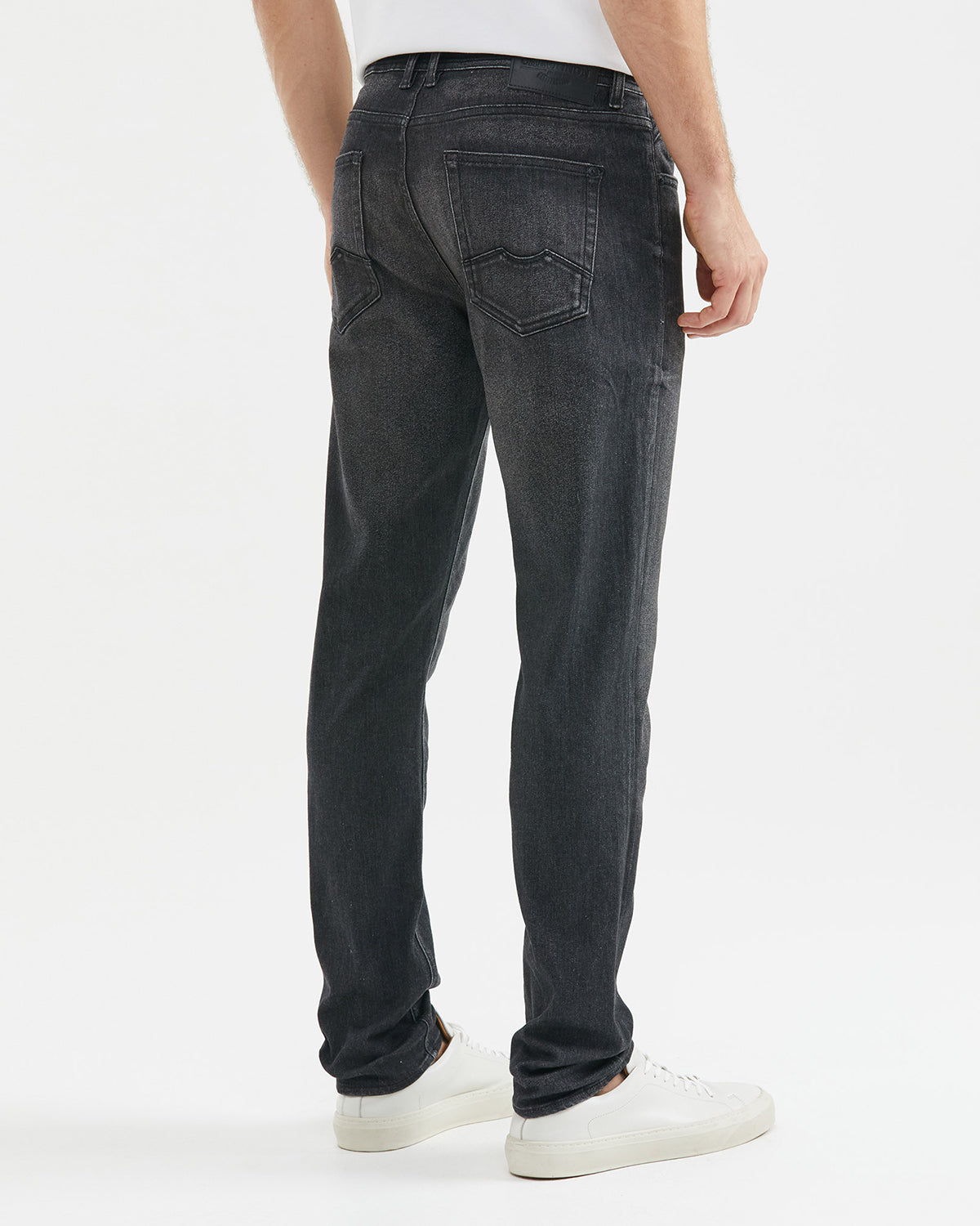 STRAIGHT FIT MID-RISE JEANS IN BLACK ST042
