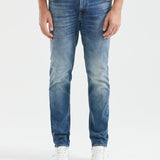 STRAIGHT FIT MID-RISE JEANS IN MEDIUM WASH
