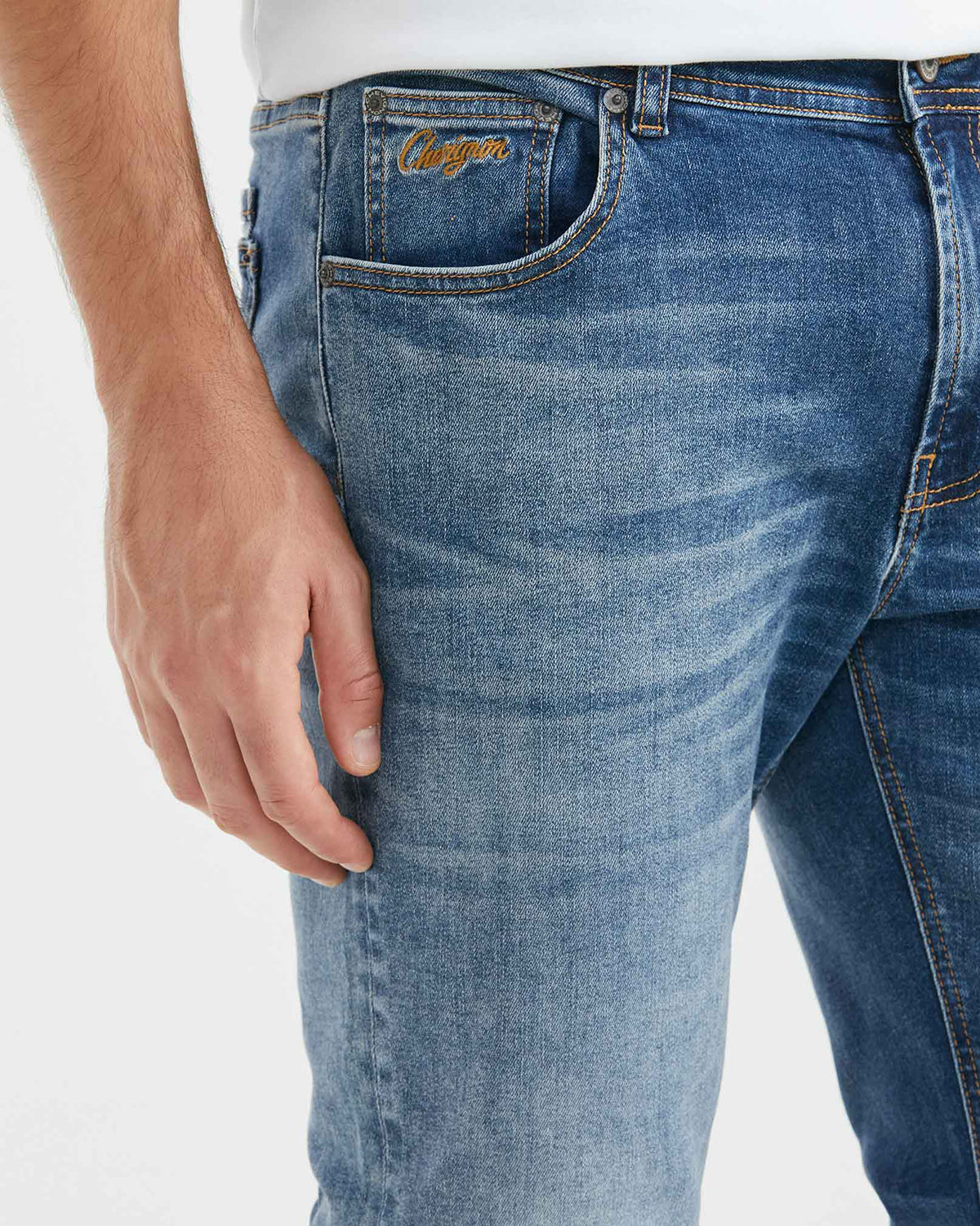 JEANS RECTOS DE TIRO MEDIO EN LAVADO MEDIO
