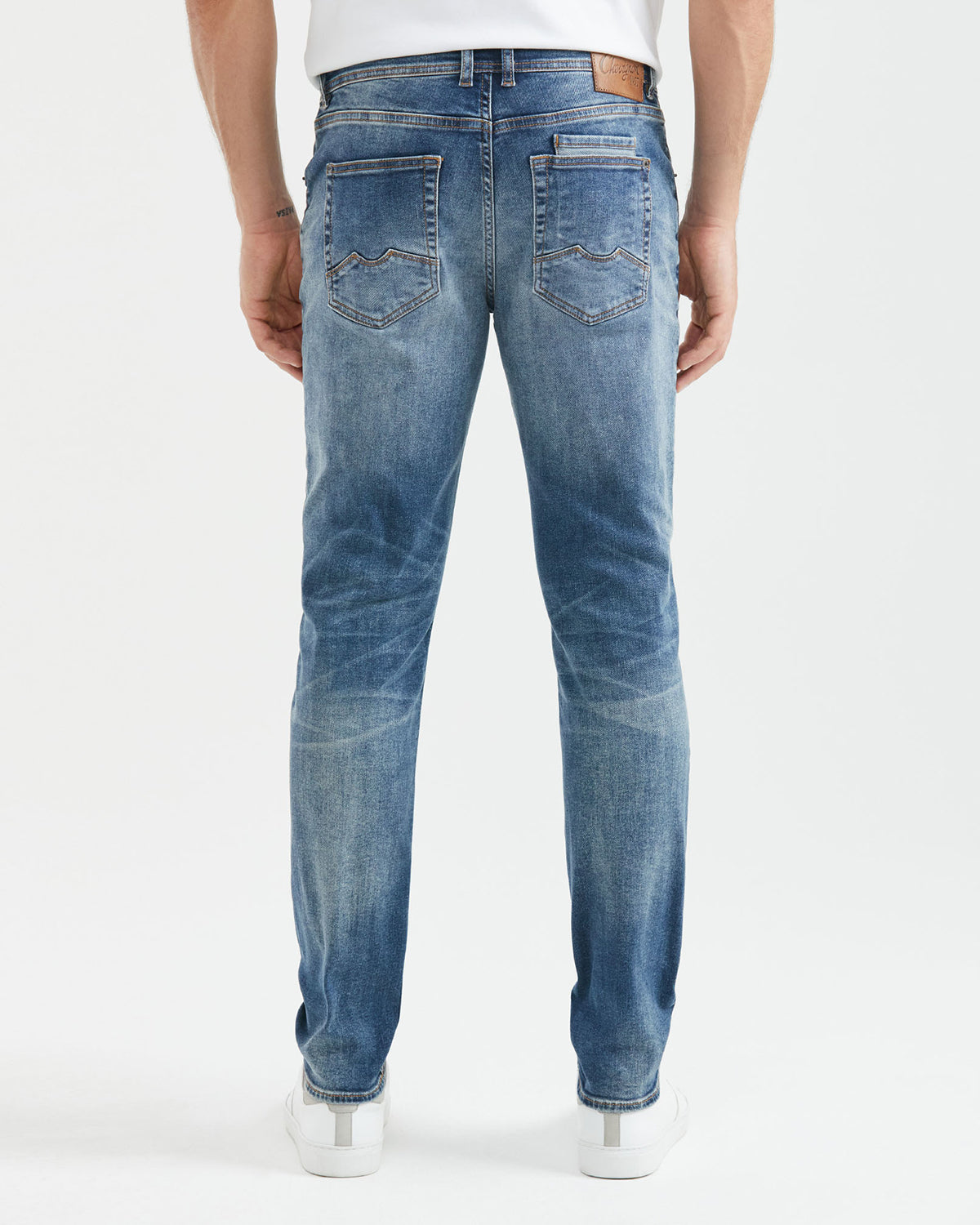 JEANS RECTOS DE TIRO MEDIO EN LAVADO MEDIO