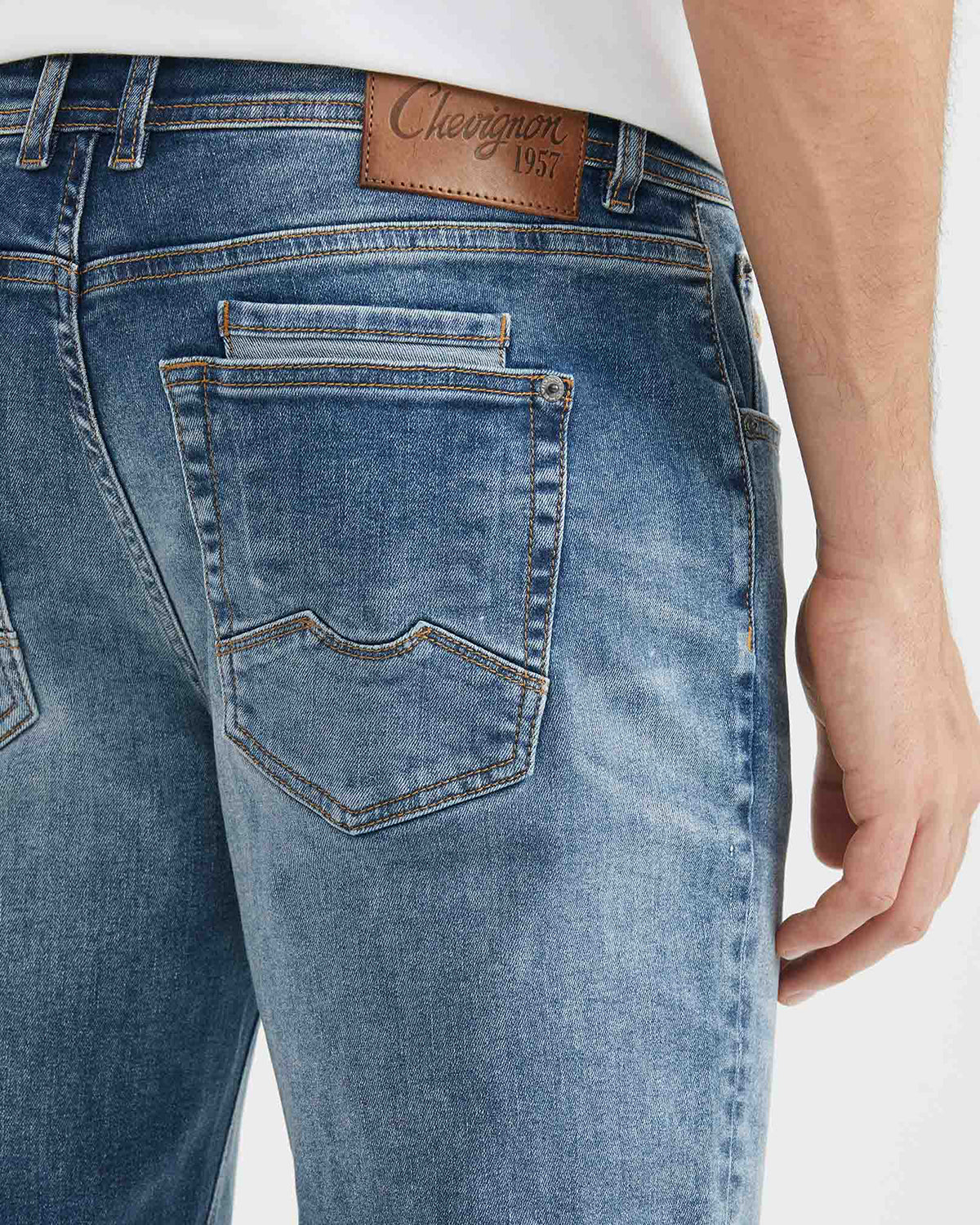 JEANS RECTOS DE TIRO MEDIO EN LAVADO MEDIO