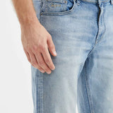 STRAIGHT FIT MID-RISE JEANS IN LIGHT WASH