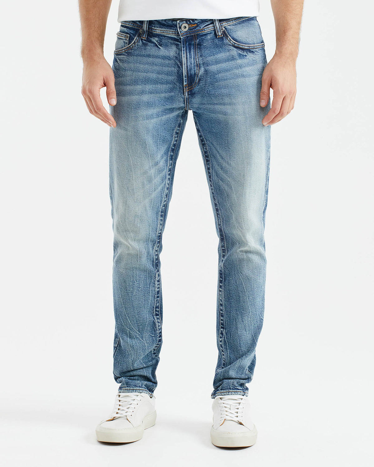 JEANS SLIM FIT DE TIRO MEDIO EN LAVADO MEDIO