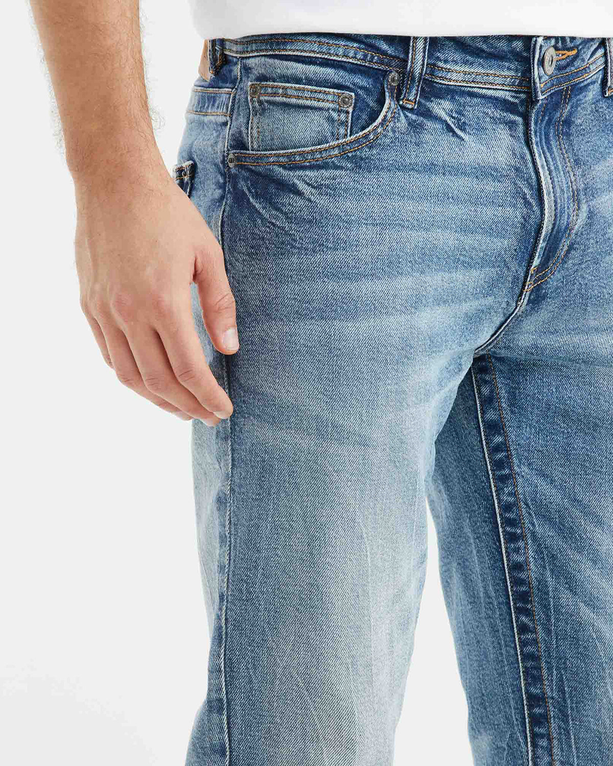 JEANS SLIM FIT DE TIRO MEDIO EN LAVADO MEDIO