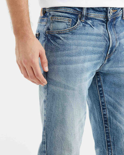 JEANS SLIM FIT DE TIRO MEDIO EN LAVADO MEDIO