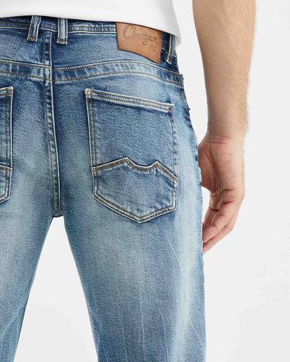 JEANS SLIM FIT DE TIRO MEDIO EN LAVADO MEDIO