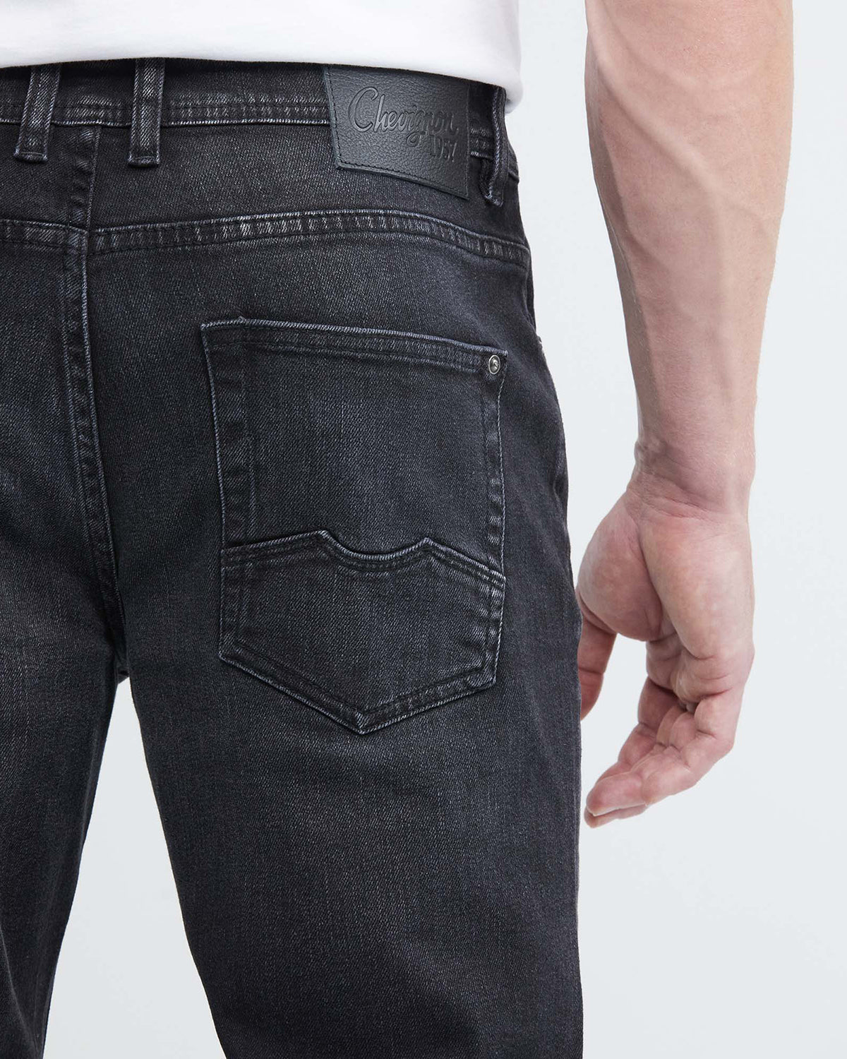 RELAXED FIT HIGH-RISE JEANS IN BLACK RL0015