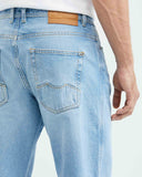 RELAXED FIT HIGH-RISE JEANS IN LIGHT WASH