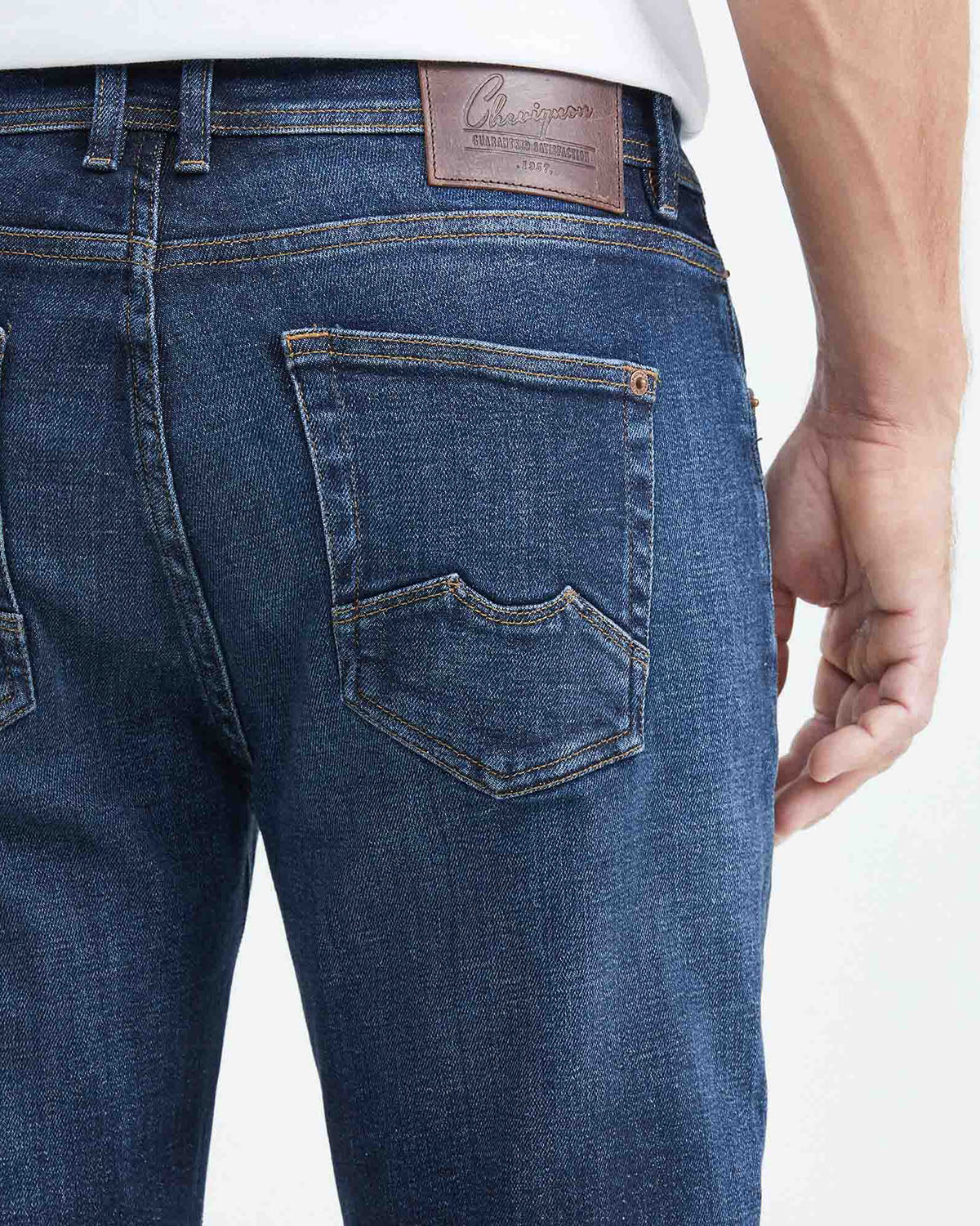 STRAIGHT FIT MID-RISE JEANS IN DARK WASH ST011