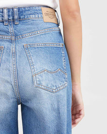 STRAIGHT FIT JEANS IN MEDIUM WASH