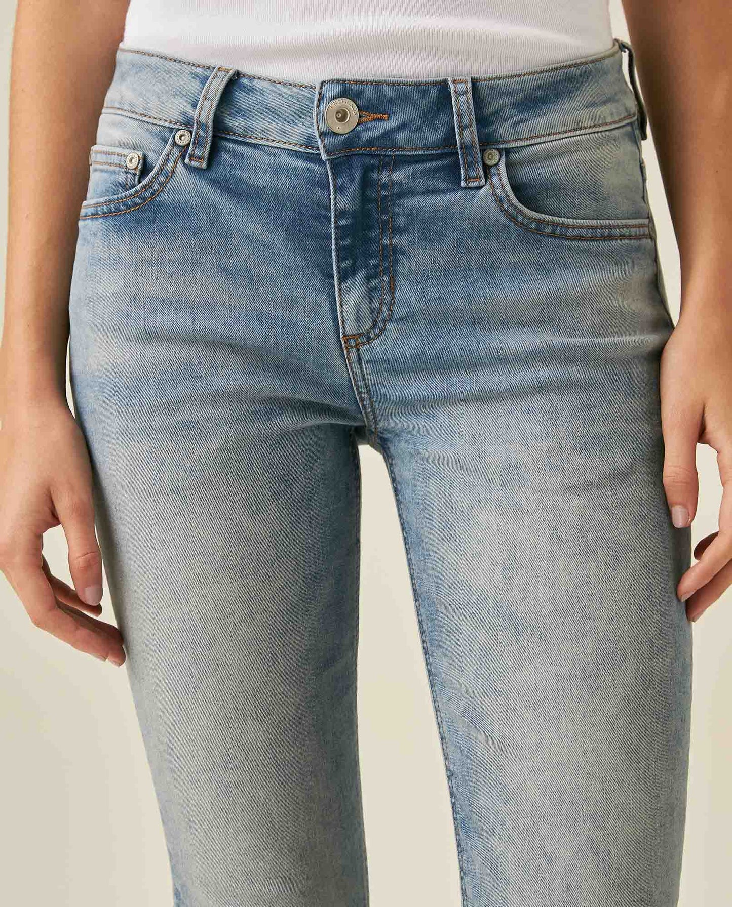 Womens Jeans Skinny Fit Low Rise Cotton Recycled Polyester Elastane Light Wash Front Distressing - Blue 63_431H002_AZU154020_5