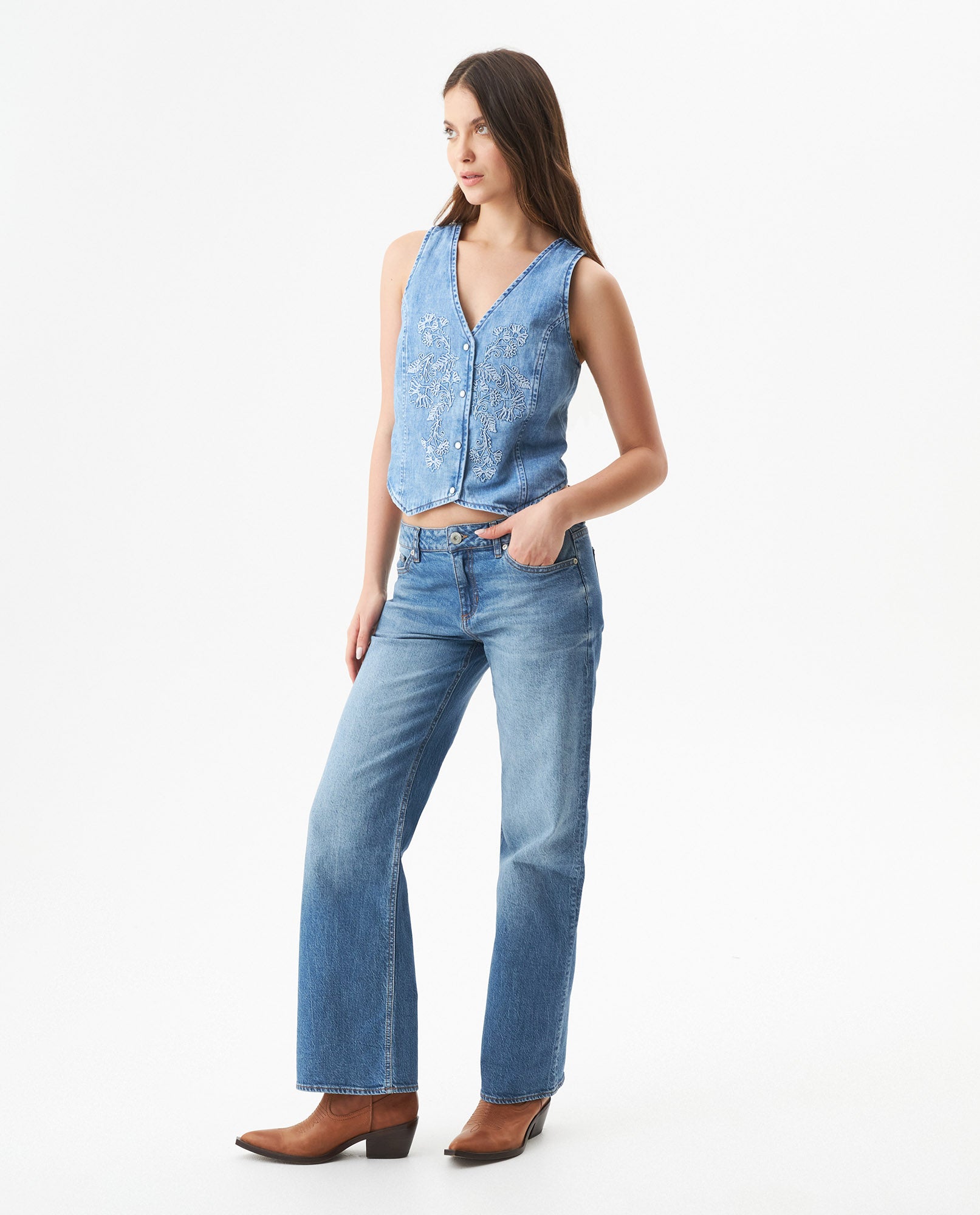 Women's Rusty Low Rise Light Wash Jeans in Cotton-Tencel Blend, Coastline 439G002 - 3