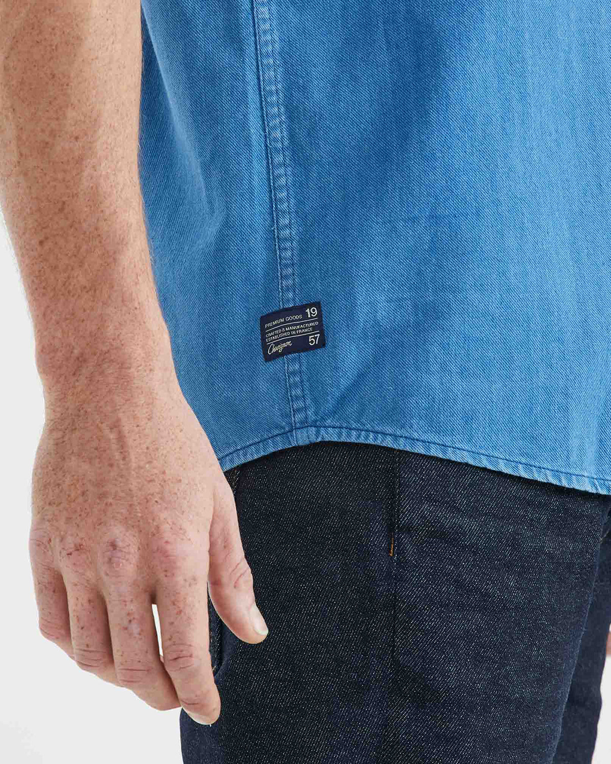 CLASSIC FIT DENIM SHORT-SLEEVE IN BLUE