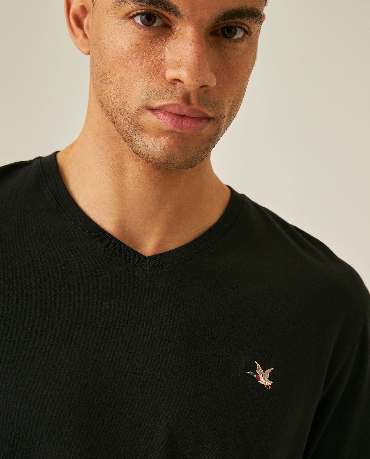 Mens T-Shirt Slim Fit Short Sleeve V-Neck Cotton Vibrant Embroidered Duck Heart Point - Black 63_641H000_NEG194007_5