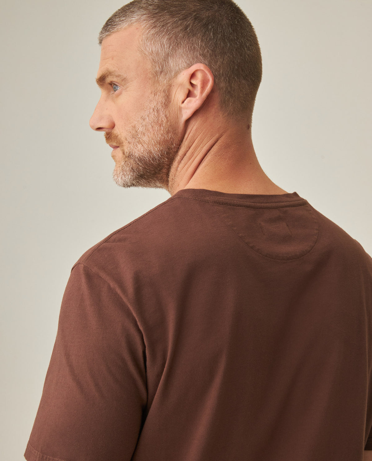 Men´s Slim V-Neck T-shirt - Brown 63_642H000_CAF190916_7