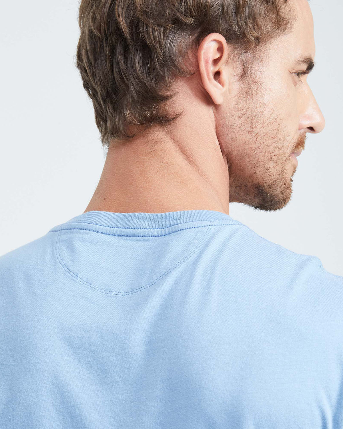 CLASSIC FIT SMALL GRAPHIC T-SHIRT IN LIGHT BLUE