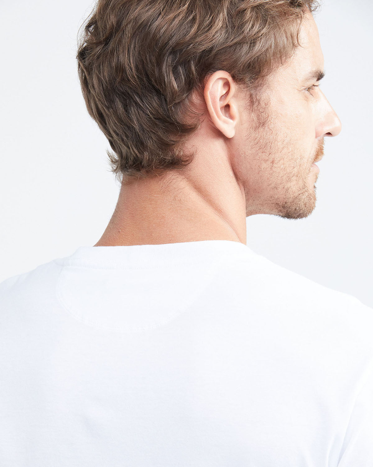CLASSIC FIT SMALL GRAPHIC T-SHIRT IN WHITE