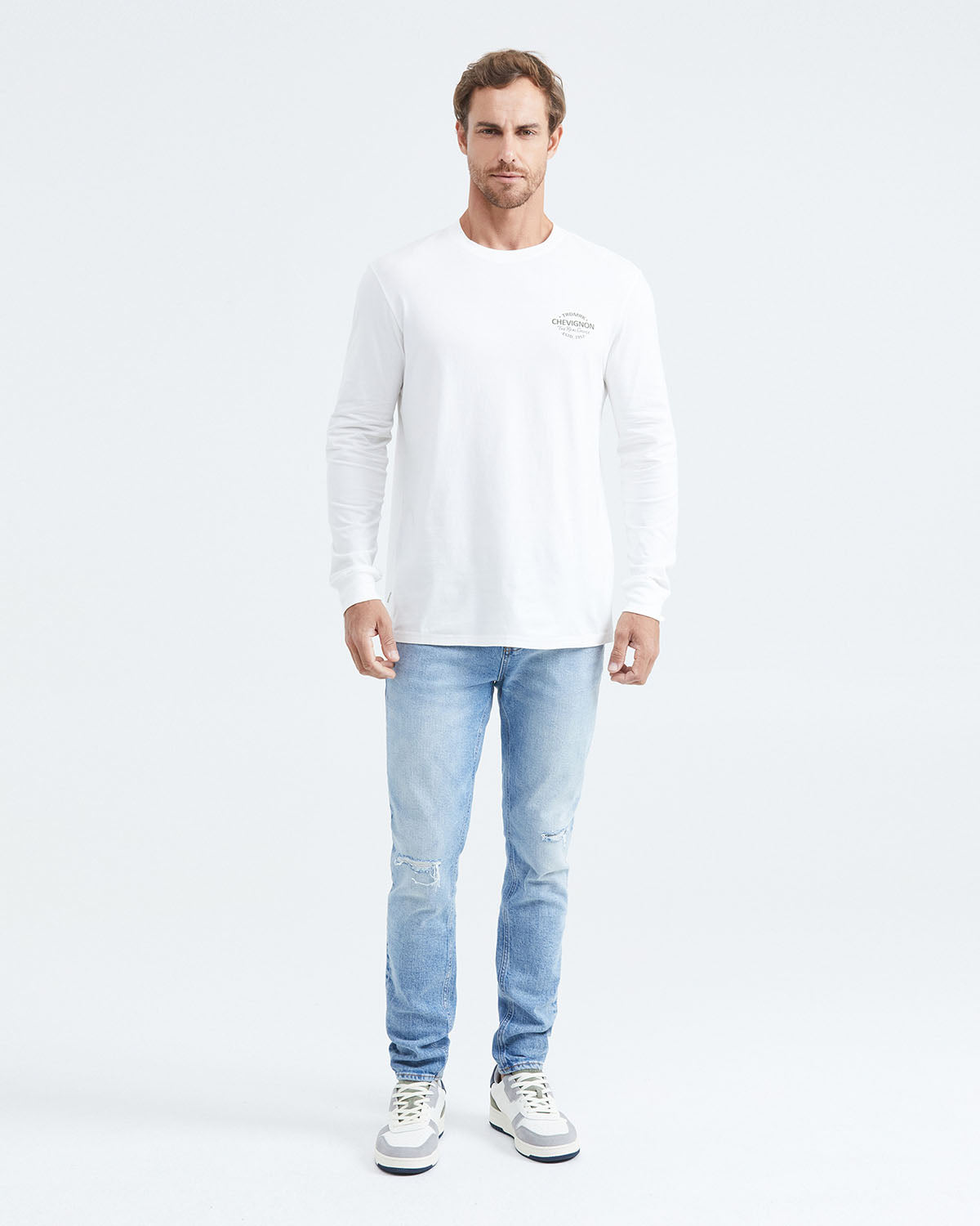 CLASSIC FIT LONG SLEEVE T-SHIRT IN WHITE