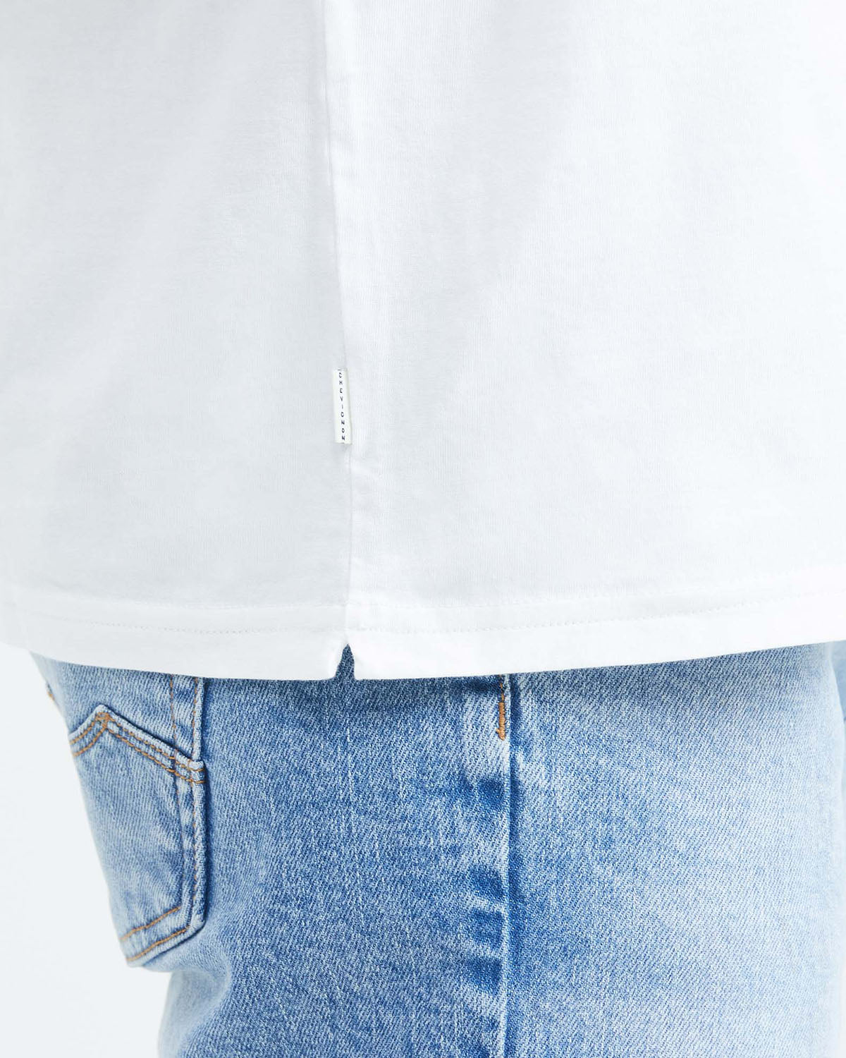 CLASSIC FIT LONG SLEEVE T-SHIRT IN WHITE